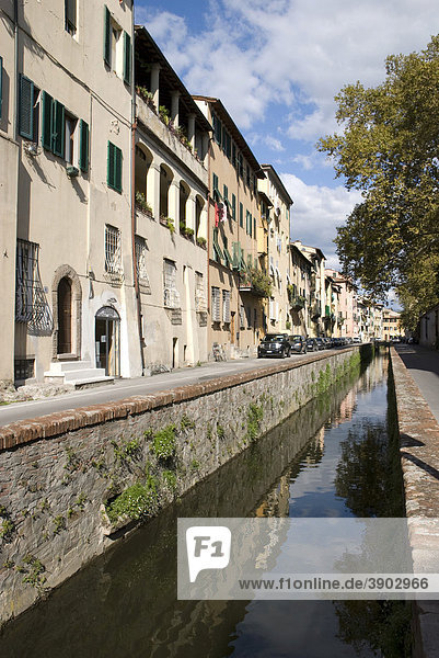 Kanal in der Altstadt  Lucca  Toskana  Italien  Europa