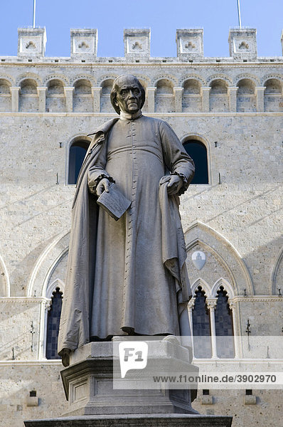 Statue von Sallustio Bandini an der Piazza Salimbeni  Siena  Toskana  Italien  Europa
