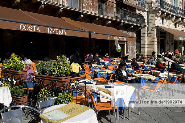 Pizzeria and restaurant on Piazza del Campo  Siena  Unesco World Heritage Site  Tuscany  Italy  Europe