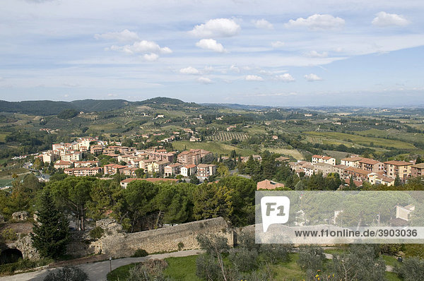 Ausblick auf Ort und Landschaft  San Gimignano  UNESCO-Weltkulturerbe  Toskana  Italien  Europa