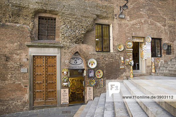 Andenkengeschäft im historischen Zentrum  Siena  Toskana  Italien  Europa
