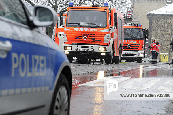 Polizei- und Feuerwehrwagen bei einem Einsatz  Stuttgart  Baden-Württemberg  Deutschland  Europa