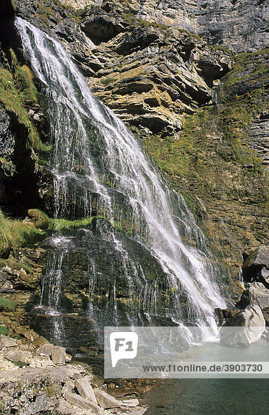 Wasserfall in Schlucht  Cascada Cola de Caballo  Ordesa Nationalpark  Pyrenäen  Spanien  Europa