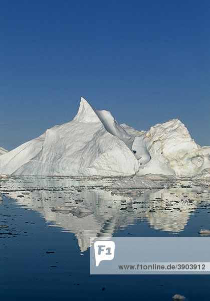 Eisberge mit Spiegelung im Kangia Eisfjord  Ilulissat  Jabobshavn  Grönland