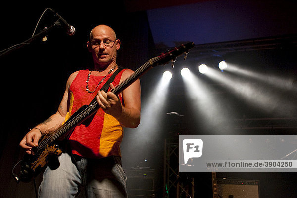 Beat Kofmehl  Bassist der Schweizer Rockband China live bei der Rockparty in der Mehrzweckhalle in Gontenschwil  Aargau  Schweiz