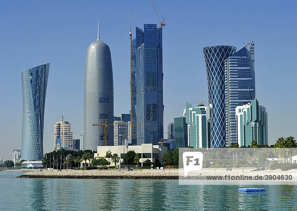 Skyline Doha mit Navigation Tower  Peace Towers  Al-Thani Tower  Tornado Tower  Emirat Katar  Qatar  Naher Osten  Asien