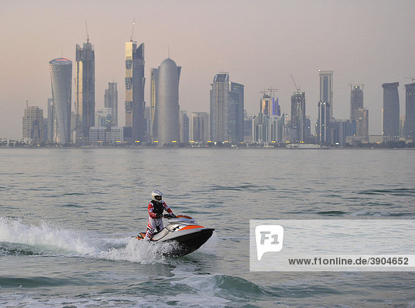 Jet-Ski  Jet-Boat  Wassermotorrad vor Skyline Doha  Katar  Qatar  Persischer Golf  Naher Osten  Asien