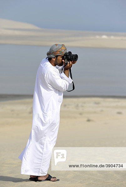 Fotograf  Araber  Strand Khor Al Udeid Beach  auch Khor El Deid  Inland Sea  Wüstenwunder von Katar  Emirat Qatar  Persischer Golf  Naher Osten  Asien