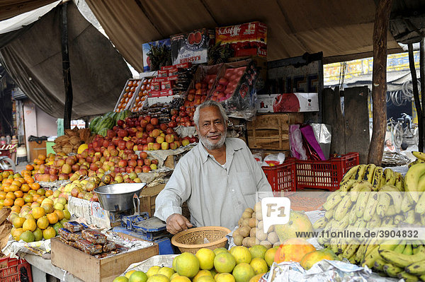 Obsthändler in Agra  Uttar Pradesh  Nordindien  Indien  Südasien  Asien