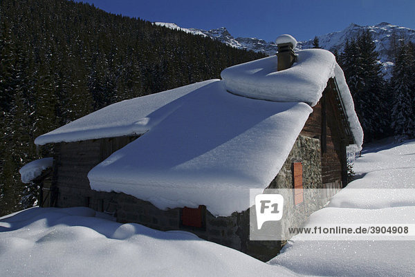 Verschneite Hütte  Val de Dix  Val d'HÈrÈmence  Val d'Herens  Le Valais  Wallis  Alpen  Schweiz  Europa