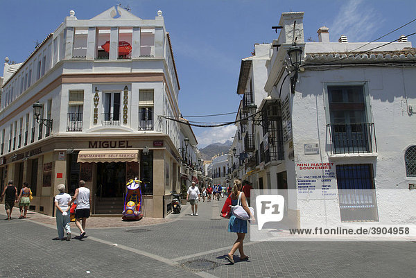 Straßen  Geschäfte  Touristen  Nerja  Provinz Malaga  Andalusien  Costa del Sol  Spanien  Europa