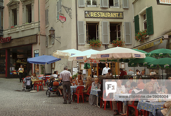 Straßenszene  Place de la Palud  Altstadt  Lausanne  Genfer See Canton Vaud  Kanton Waadt  Schweiz  Europa Kanton Waadt