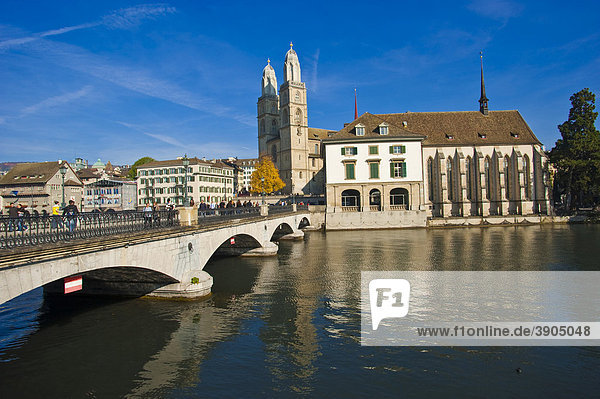 Fluss Limmat  Grossmünster  Münsterbrücke  Helmhaus  Wasserkirche  Altstadt  Zürich  Schweiz  Europa