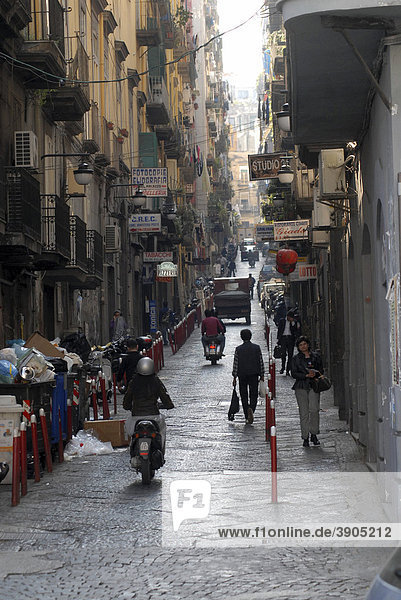 Enge Straße mit Straßenverkehr im alten Neapel  Italien  Europa