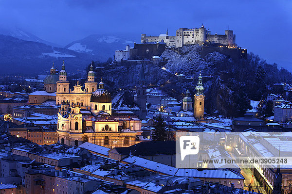 Altstadt mit Kollegienkirche  Dom und Festung Hohensalzburg  am Abend  Winter  Salzburg  Österreich  Europa