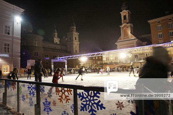 Eislaufbahn  Weihnachtsmarkt am Dom  Altstadt  Salzburg  Österreich  Europa