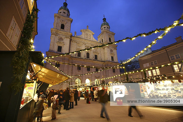 Christmas market at the Salzburger Dom cathedral  stalls in the Domplatz square  old town  Salzburg  Austria  Europe