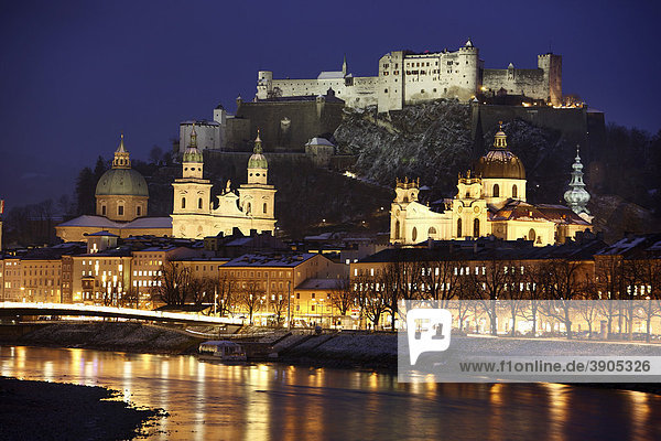 Altstadt mit Kollegienkirche  Dom und Festung Hohensalzburg  Fluss Salzach  am Abend  Winter  Salzburg  Österreich  Europa