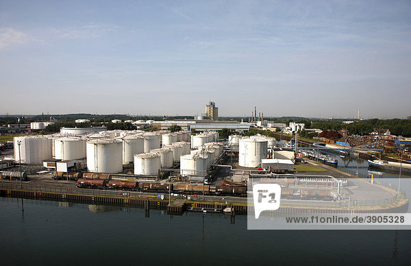 Tank und Terminal Anlagen der Deutschen BP AG  Lagertanks für diverse Mineralölprodukte  Hafen Gelsenkirchen  am Rhein-Herne-Kanal  Gelsenkirchen  Nordrhein-Westfalen  Deutschland  Europa