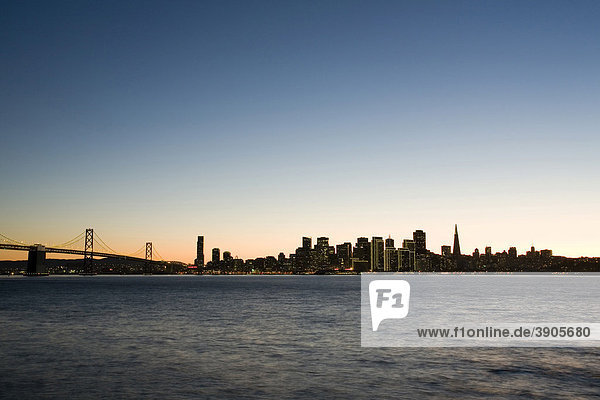 Blick von Treasure Island auf San Francisco Skyline und Oakland Bay Bridge  Dämmerung  Kalifornien  USA  Vereinigte Staaten von Amerika