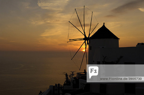 Sonnenuntergang auf Santorin  Kykladen  Griechenland  Europa