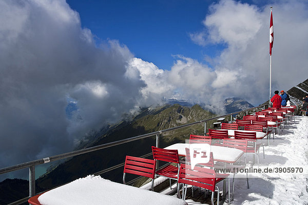 Aussichtsterrasse des Berghotels Rothorn Kulm auf dem Brienzer Rothorn  Berner Oberland  Schweiz  Europa