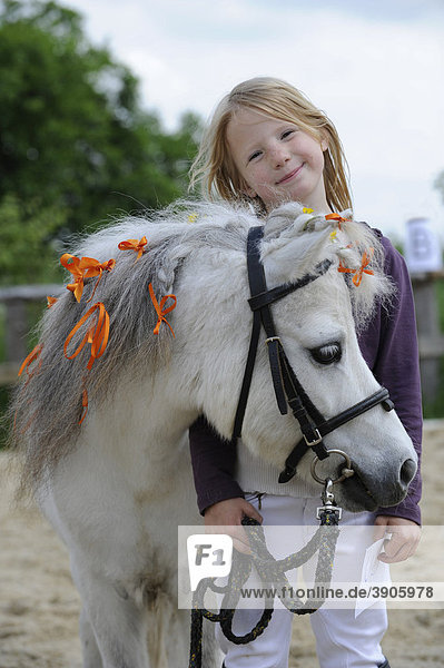 Kleines Mädchen mit Shetland Pony