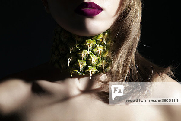 Junge Frau mit einer Halskette aus Ananas  Schmuck