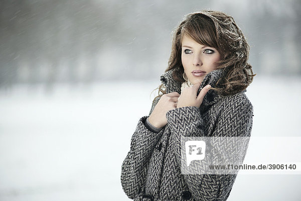Junge Frau im Schnee