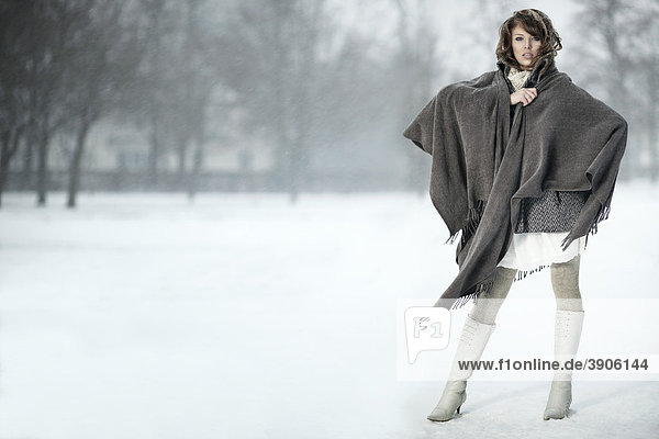 Junge Frau mit Poncho im Schnee  Portrait