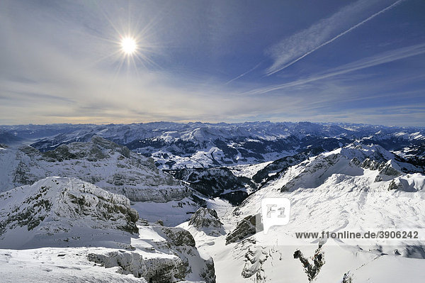 Blick vom Säntis in das winterliche Thurtal  dahinter die Bündner Alpen  Kanton Appenzell Ausserrhoden  Schweiz  Europa