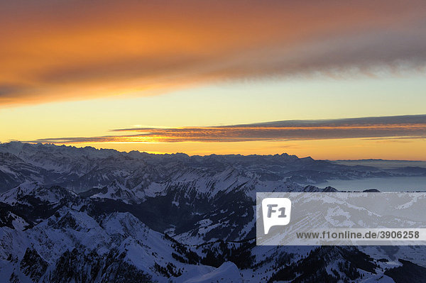 Lichtstimmung nach Sonnenuntergang über dem Alpsteingebiet, Schweiz, Europa