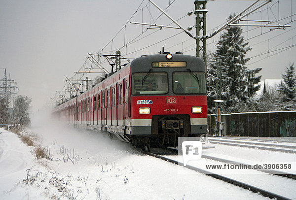 Zug der Deutschen Bundesbahn im Schnee  Mühlheim  Hessen  Deutschland  Europa