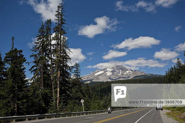 Mount Hood Highway  wolkenbedeckter Vulkan Mount Hood  Cascade Range  Oregon  USA