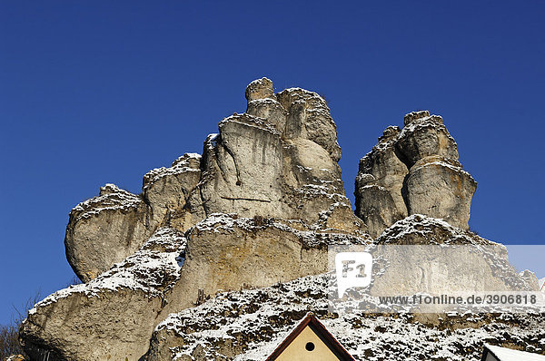 Felsen mit Schnee und blauem Himmel  Felsendorf Tüchersfeld  Oberfranken  Bayern  Deutschland  Europa