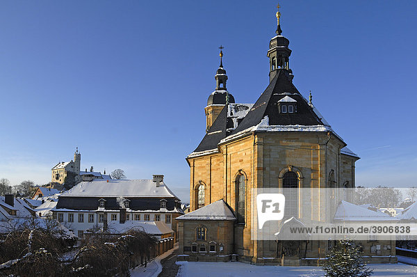 Basilika Gößweinstein  Barockbau  1739 geweiht  Architekt Baltasar Neumann  hinten links Burg Gößweinstein im Winter  Oberfranken  Bayern  Deutschland  Europa