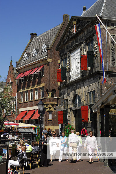 Strassencafe  dahinter De Waag  die Waage auf dem Markt  Marktplatz von Gouda  Südholland  Zuid-Holland  Niederlande  Europa