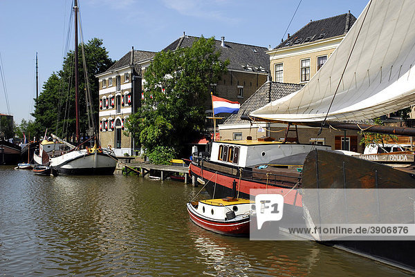 Traditionelle Segelschiffe im Hafen  Binnenhaven  Gouda  Südholland  Zuid-Holland  die Niederlande  Europa