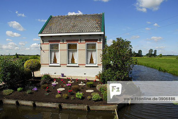 Freistehendes Haus im Poldergebiet  Landschaft zwischen Gouda  Oudewater und Reeuwijk  Südholland  Zuid-Holland  Niederlande  Europa