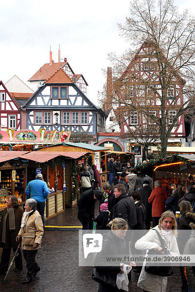 Weihnachtsmarkt  hinten Fachwerkhäuser  historische Altstadt  Seligenstadt  Hessen  Deutschland  Europa
