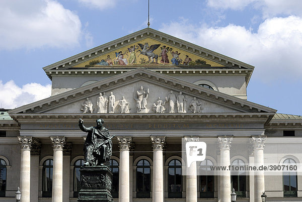 Nationaltheater und Bronzedenkmal von Maximilian Joseph I  König von Bayern  München  Bayern  Deutschland  Europa