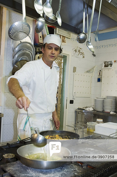 Koch in der Küche  Restaurant Paradiso al Mare  Forte dei Marmi  Toskana  Italien  Europa
