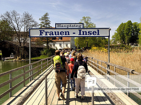 Touristen kommen auf der Fraueninsel an  Chiemsee  Chiemgau  Oberbayern  Deutschland  Europa