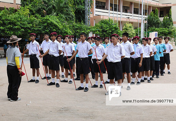 Schüler beim Training von Gruppenkoordination  Thailand  Asien