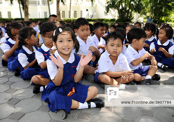 Schulkinder beim Singen  Thailand  Asien