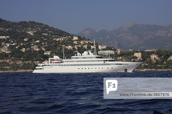Motoryacht Lauren L vor Cap Martin während der Monaco Yacht Show  DÈpartement Alpes Maritimes  RÈgion Provence Alpes CÙte d'Azur  Frankreich  Europa
