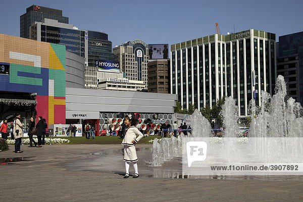 Junges Mädchen am Brunnen auf dem Seoul Plaza im Zentrum von Seoul  Süd-Korea  Asien