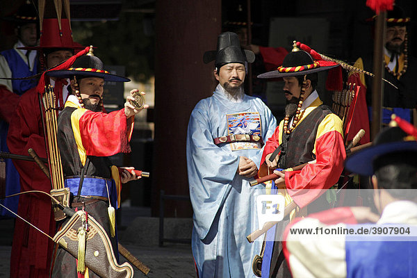 Zeremonie der Wächter vor dem Königspalast Deoksugung  Palast der rechtschaffenden Langlebigkeit  in der koreanischen Hauptstadt Seoul  Süd-Korea  Asien