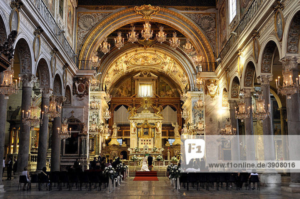 Mittelschiff  Altar  Kirche Santa Maria in Aracoeli  Rom  Latium  Italien  Europa