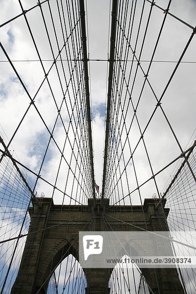 Brooklyn Bridge zwischen Brooklyn und Manhattan  New York  USA